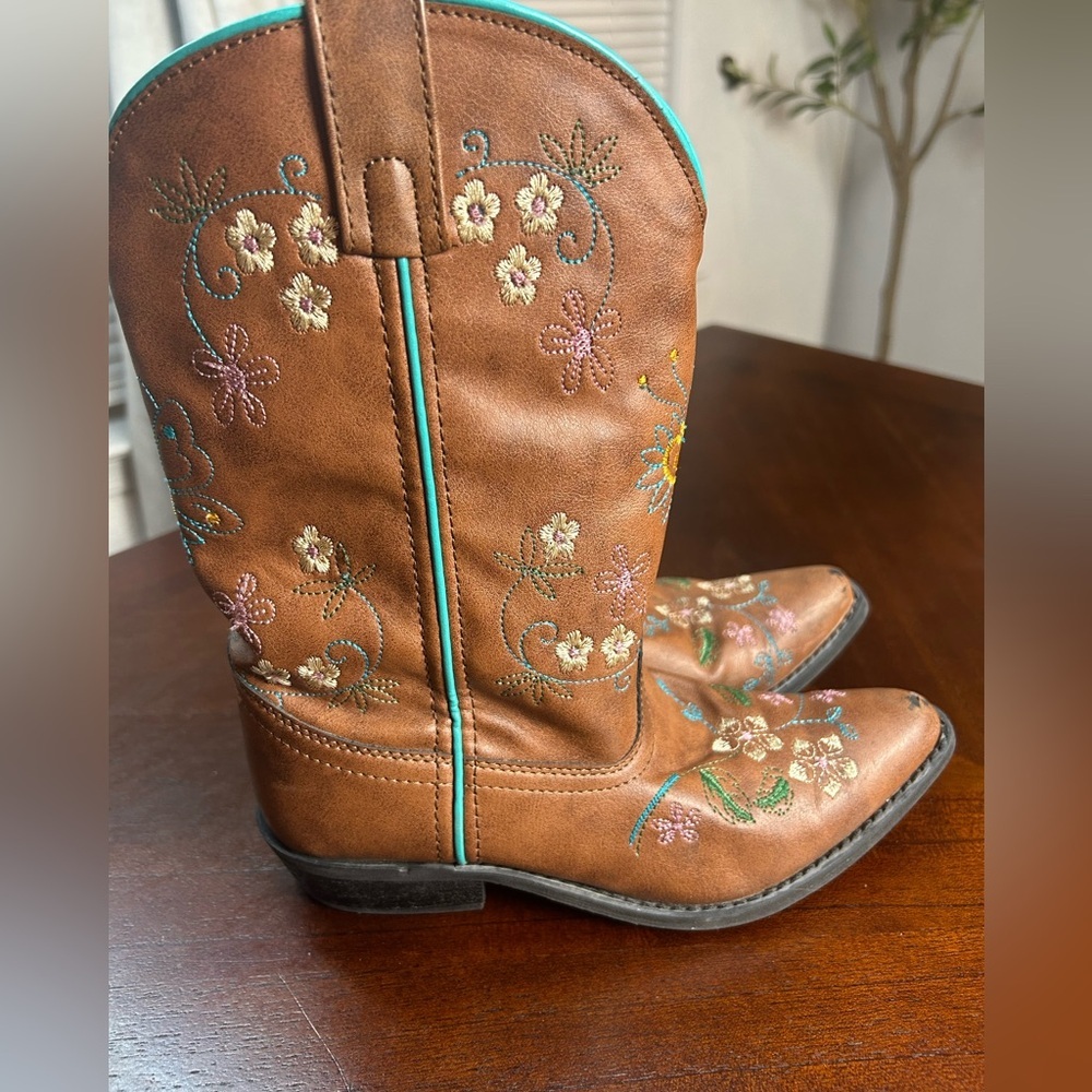 Shyanne Turquoise and Brown Interior